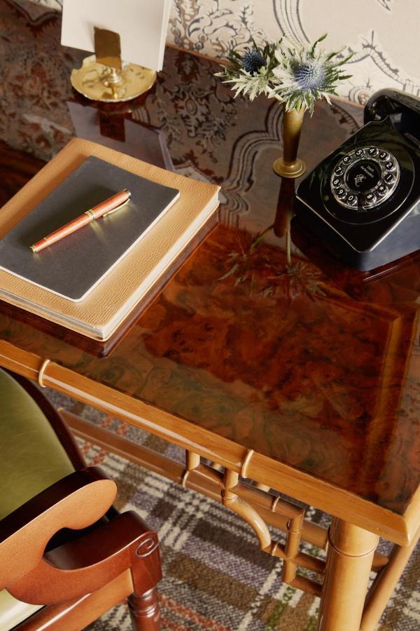 Rusacks St Andrews Esterno foto A desk with a veneer top