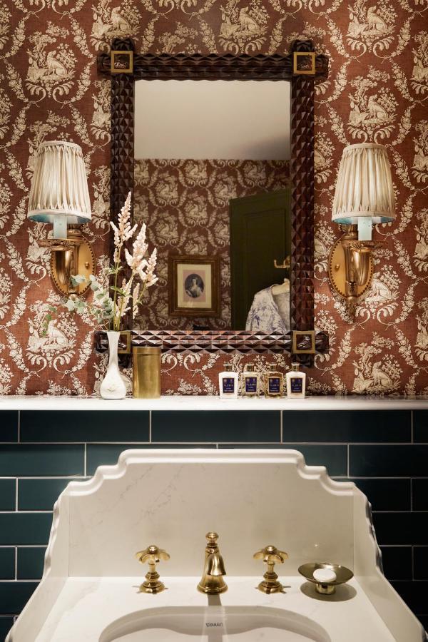 Rusacks St Andrews Esterno foto Wallpaper in a bathroom